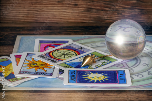 Kristallkugel, Tarot Karten udn pendel auf einem Ouijabrett