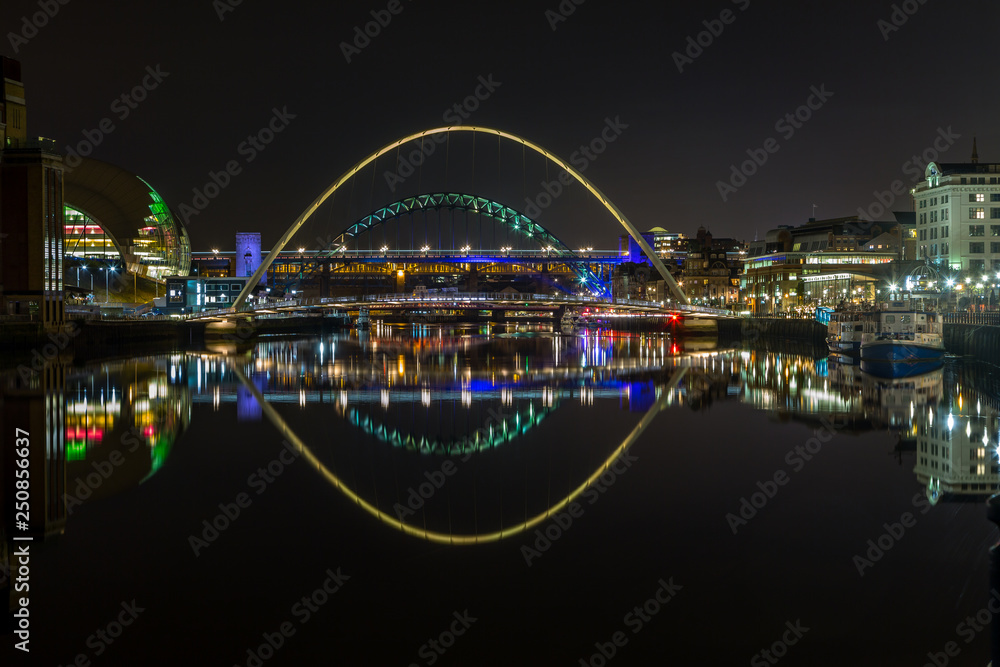 Fototapeta premium The bridges over the river Tyne at night in Newcastle, England