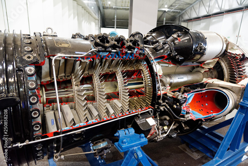 Billede på lærred A cutaway model of a jet engine showing the turbine blades