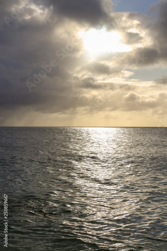 夕日に照らされる雲と海 © Studio Rainbow