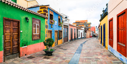 Fototapeta Naklejka Na Ścianę i Meble -  charming colorful streets with traditional houses in La Palma island, Los llanos. Canary islands