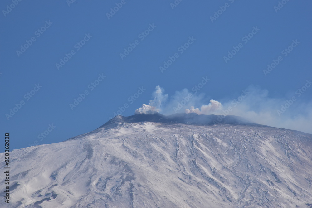 Vulcano Etna durante una eruzione di cenere e gas. Veduta dal versante occidentale. Gennaio 2019, Catania. Sicilia