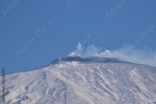 Vulcano Etna durante una eruzione di cenere e gas. Veduta dal versante occidentale. Gennaio 2019, Catania. Sicilia