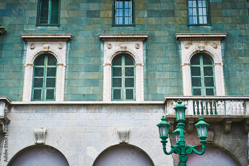 włoska zielona elewacja ściana dom okna okiennice lampa budynek front