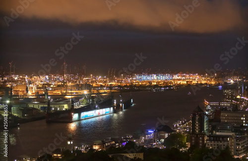 Hamburg Hafen bei Nacht © lettas