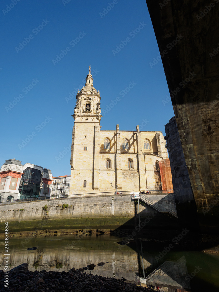 The Ribera market and the church of San Anton of Bilbao seen from the river