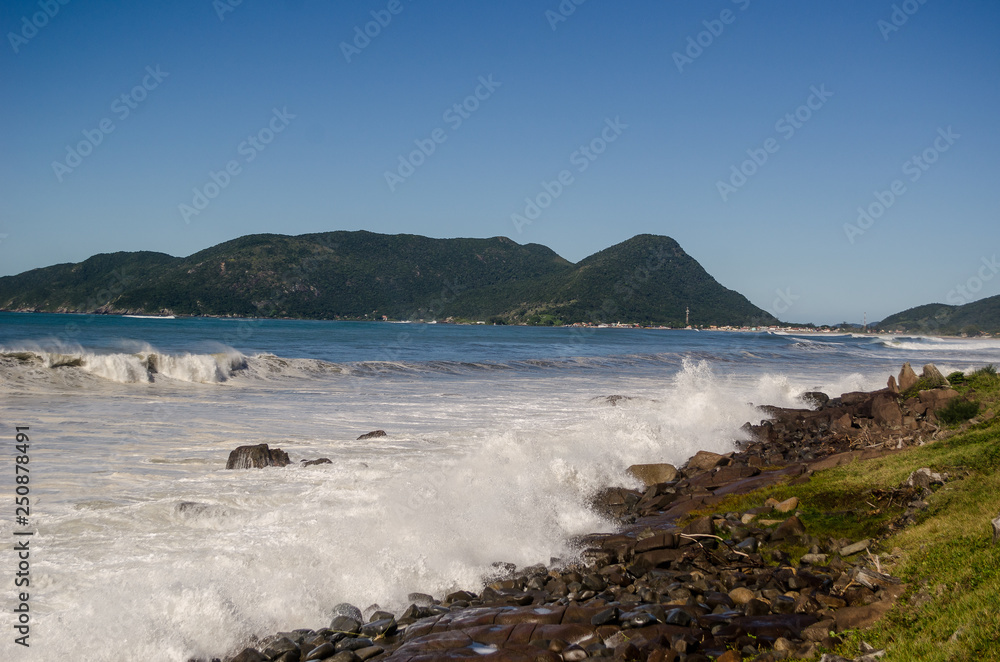 Paisagem em praia em Florianópolis, região sudeste do Brasil.