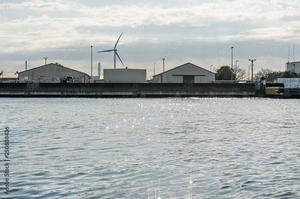 港の工場群と風車