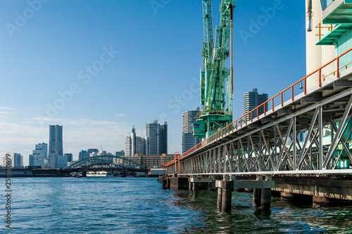 ベイエリアの工場と海とオフィスビル群 photo