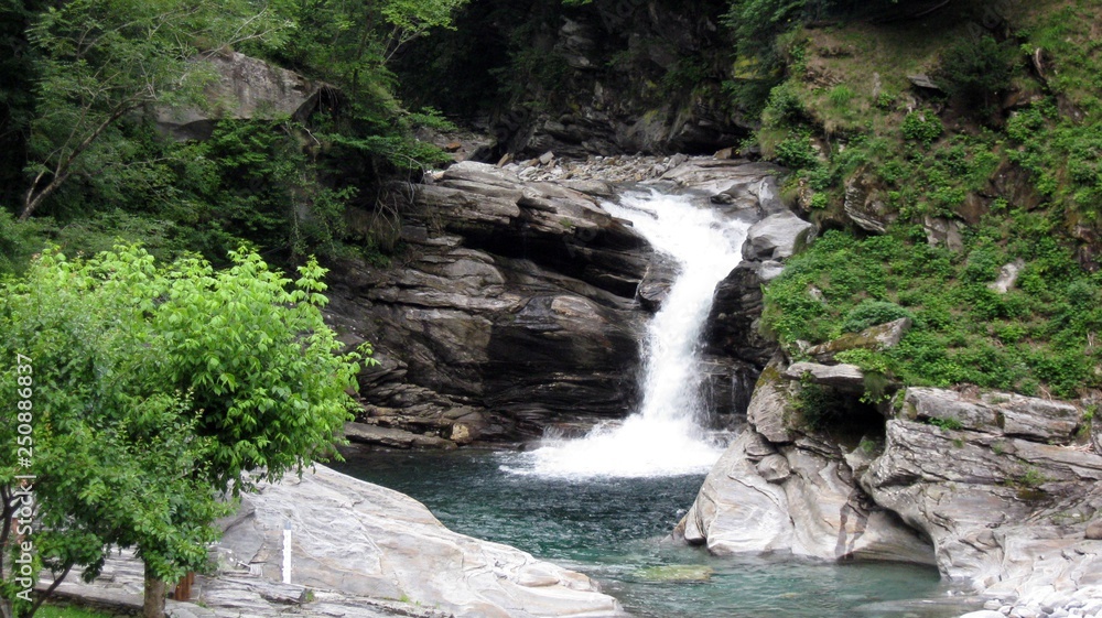 Cascada en Val Verzasca. Canton Ticino. Suiza
