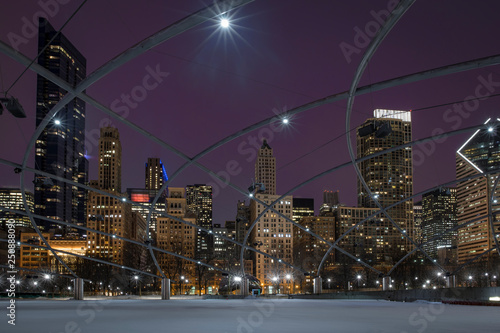 Obraz na płótnie Chicago Skyline from Under the Pavillion w salonie