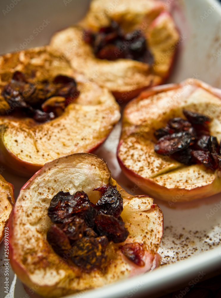 Baked apples with cinnamon and cranberries