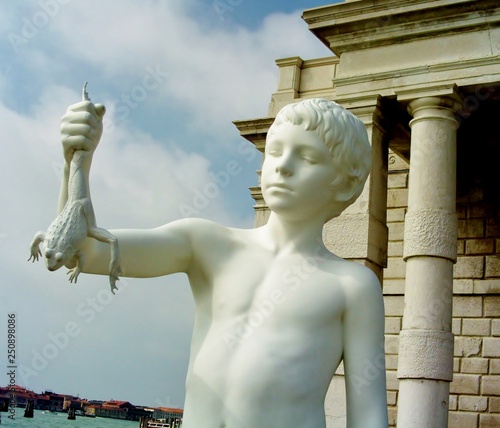 Photos Recuerdo de la espectacular escultura de “chico con la rana”  en la Punta della