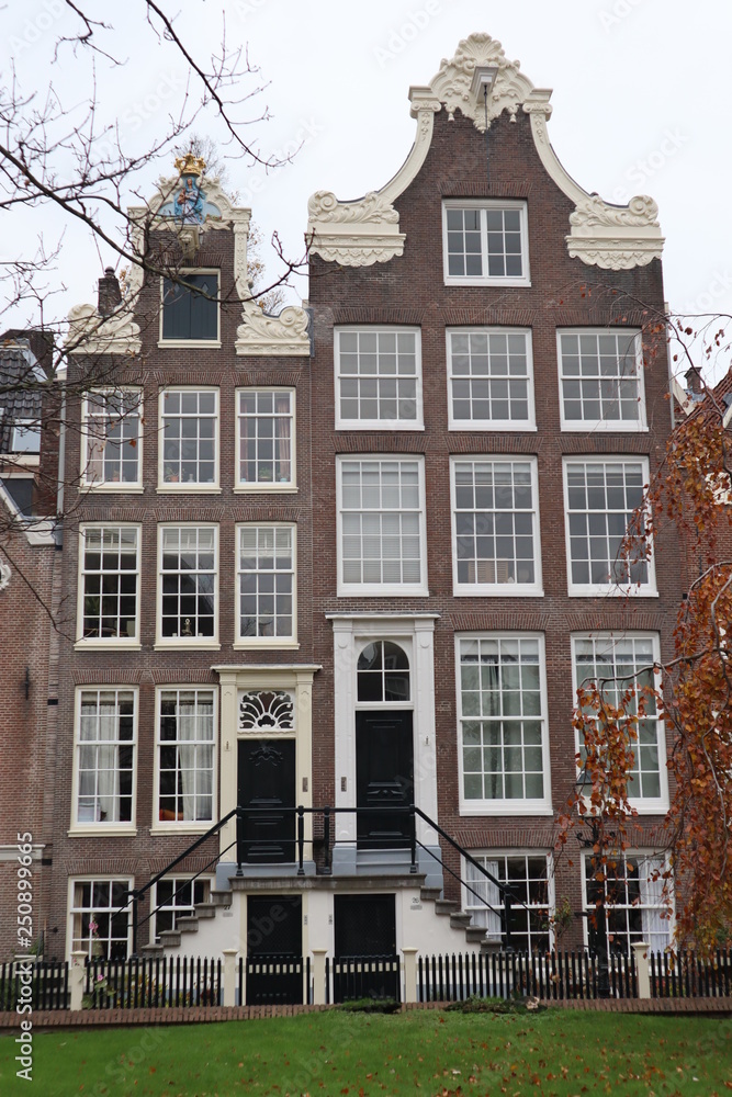 middle-age amsterdam begijn courtyard buildings