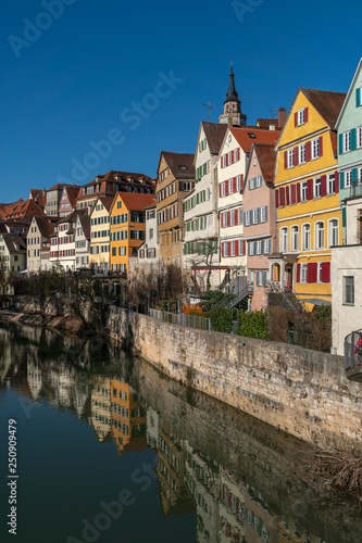 Tübingen am Neckar an einem sonnigen Tag, blauer Himmel ohne Menschen