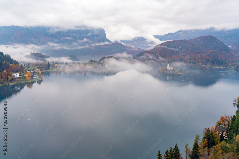 Obraz premium Beautiful autumn landscape around Lake Bled with Pilgrimage Church of the Assumption of Maria