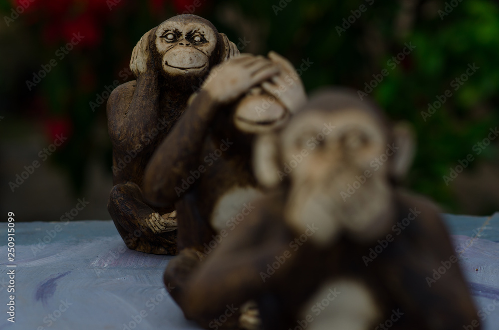 Estatuas de macacos representando não sei, não vi e não ouvi.