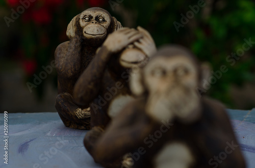 Estatuas de macacos representando não sei, não vi e não ouvi.