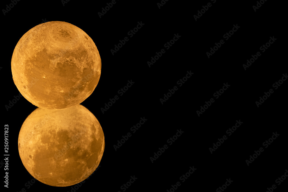 Obraz premium close up on moon lamp and reflection