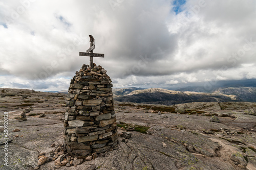 Großer Steinmann im norwegischen Gebirge photo