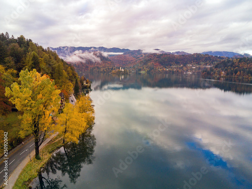 Fototapeta Naklejka Na Ścianę i Meble -  Beautiful autumn landscape around Lake Bled with Pilgrimage Church of the Assumption of Maria