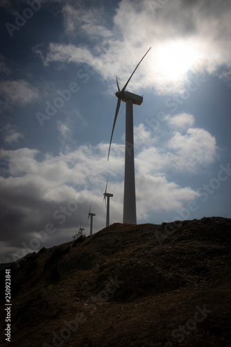 Aerogeneradores en la cima de un monte cerca de Pamplona, España