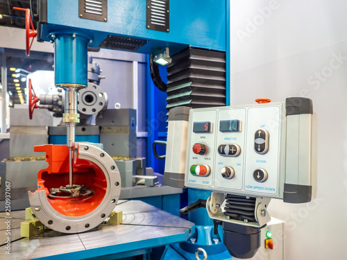 Machine for grinding and lapping of pipeline fittings. Equipment for engineering. Production of pipe fittings. Reinforcement industry. Engineering.