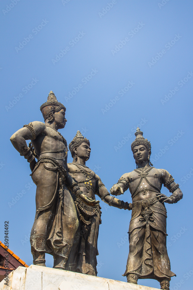 Naklejka premium Pomnik Trzech Króli, posągi króla Mengrai, założyciela Chiang Mai i jego dwóch przyjaciół, króla Ramkamhaenga z Sukothai i króla Ngama Muanga z Payao. Rzeźba jest symbolem Chiang Mai.