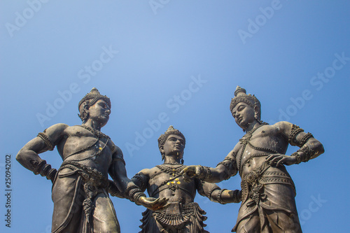Three Kings Monument, the statues of King Mengrai, the founder of Chiang Mai and his two friends, King Ramkamhaeng of Sukothai and King Ngam Muang of Payao. The sculpture is a symbol of Chiang Mai.