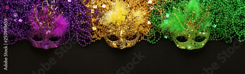 Tableau sur toile Purple, Gold, and Green Mardi Gras beads and masks background