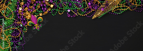 Fotografia Purple, Gold, and Green Mardi Gras beads and decorations background