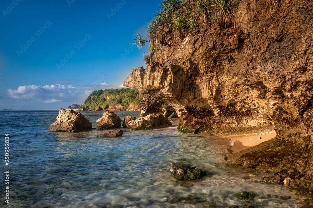 Obraz premium amazing landscape with blue sky and rocks on beautiful tropical Bali beach
