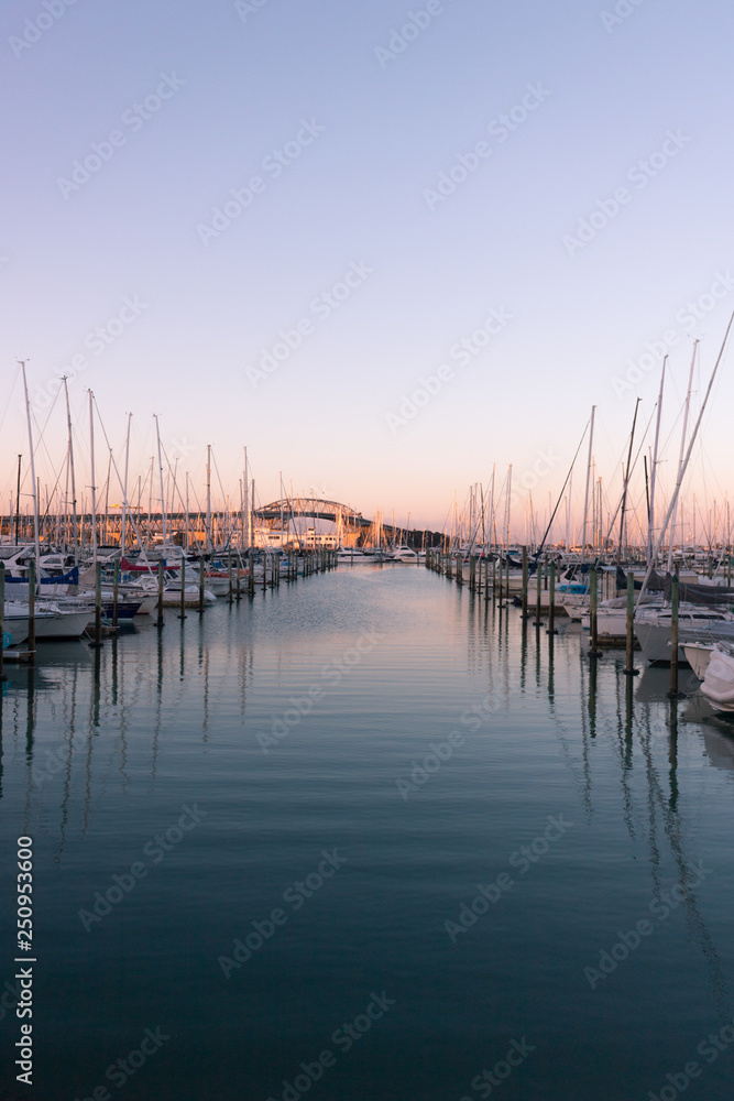 Fototapeta premium Most Zachód słońca łodzie wodne