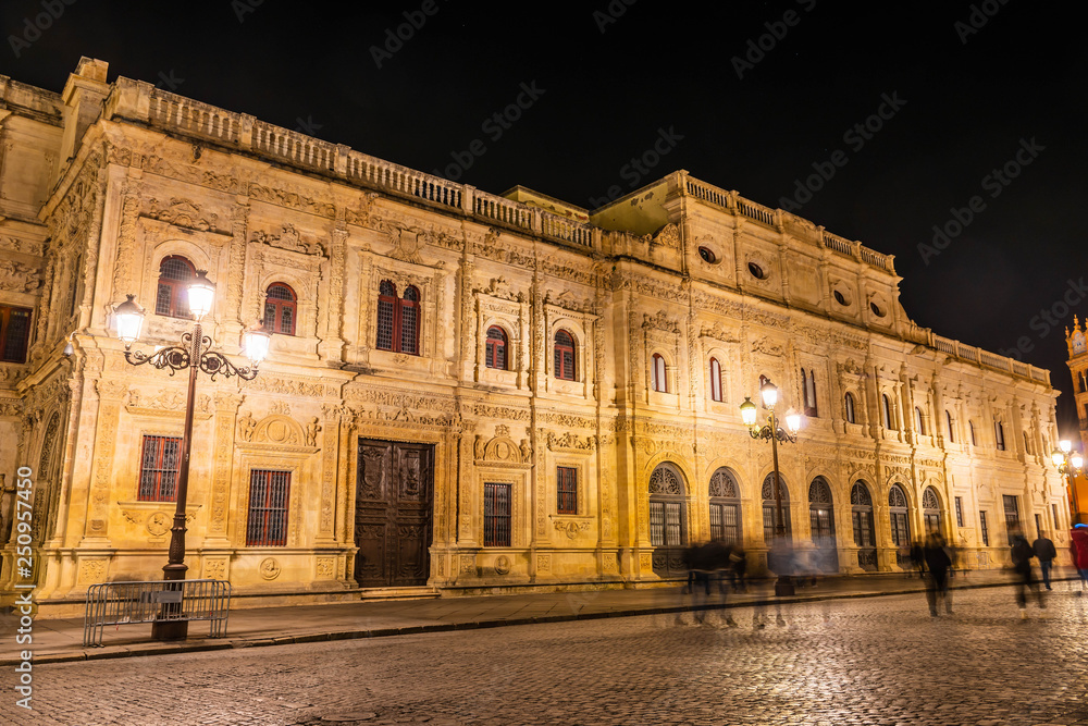 Hôtel de ville de Séville la nuit en Andalousie, Espagne