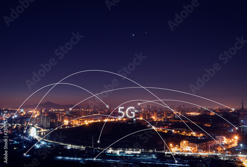 Obraz na płótnie 5G network wireless systems and internet of things with modern city skyline w salonie