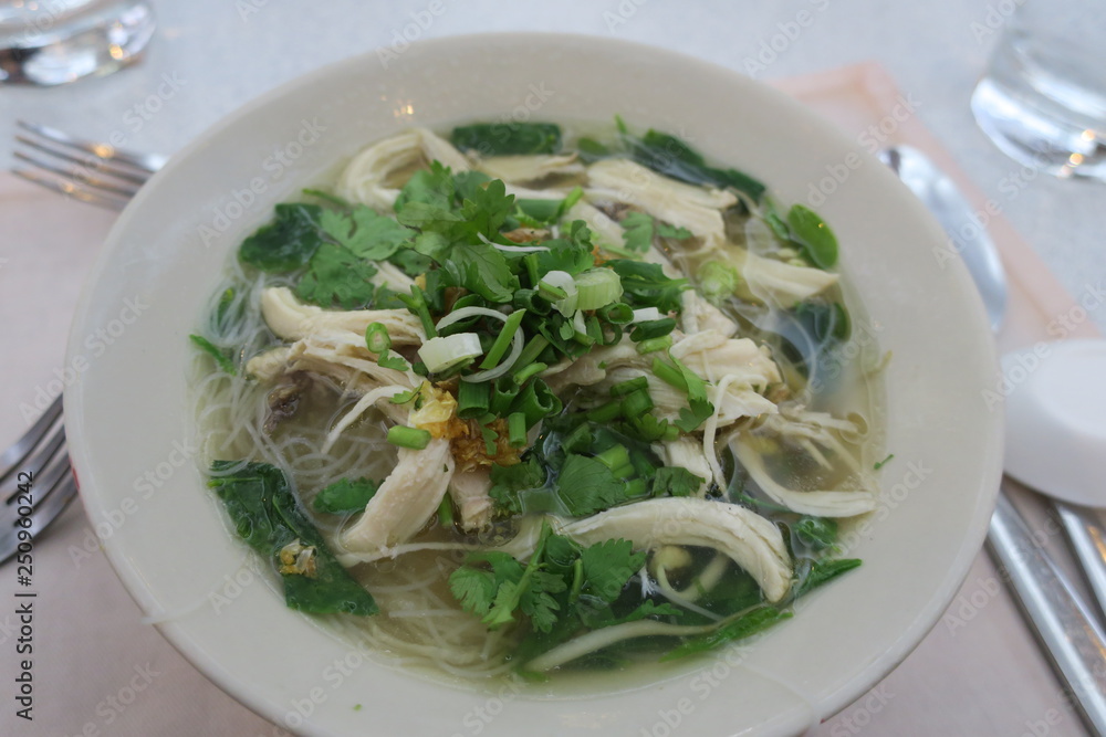 タイ料理 クゥィティアウ・センレック・ナーム・ガイ タイ料理 クゥィティアウ・センレック・ナーム・ガイ