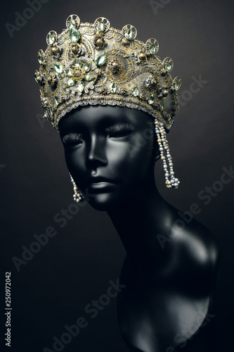 Head of mannequin in creative metallic Russian kokoshnick