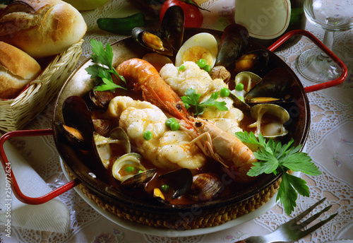 Photos Paella con una zarzuela de rape con mariscos, cigalas, langostinos, mejillones y almejas