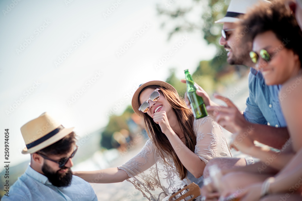 Obraz premium Friends having fun together on the beach