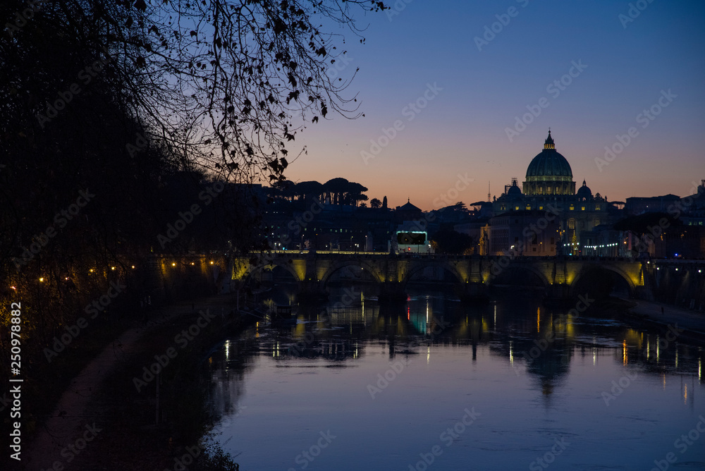Obraz premium view from the tiber river of St. Peter's Basilica at sunset, Vatican, Rome, Italy