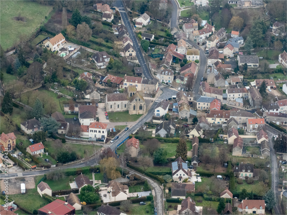vue aérienne de l'église et du village de Seraincourt dans le Val d'Oise en France