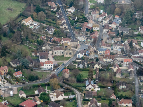 vue aérienne de l'église et du village de Seraincourt dans le Val d'Oise en France