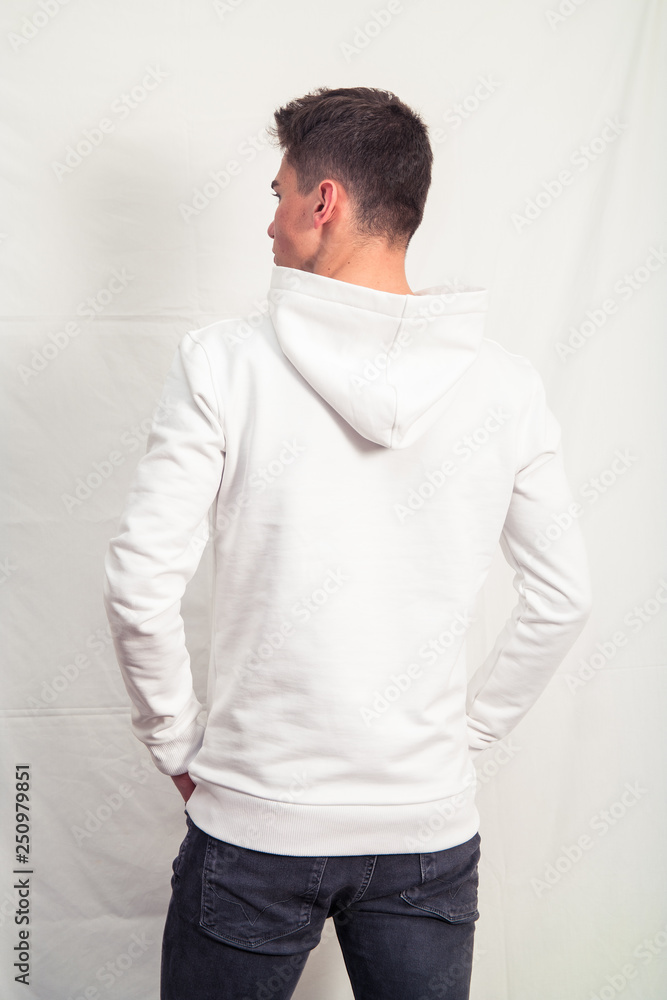 weißer Pullover von hinten männlich Stock Photo | Adobe Stock