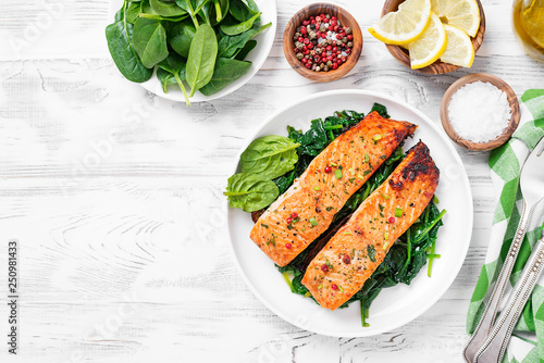 Fotografia Salmon fillet with spinach .