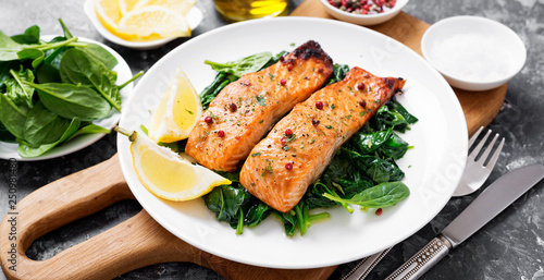 Stampa su tela Salmon fillet with spinach .