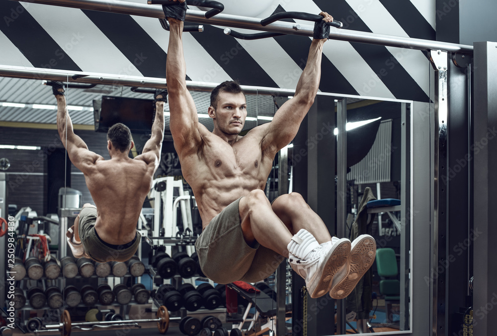 Naklejka premium guy bodybuilder do chin-ups