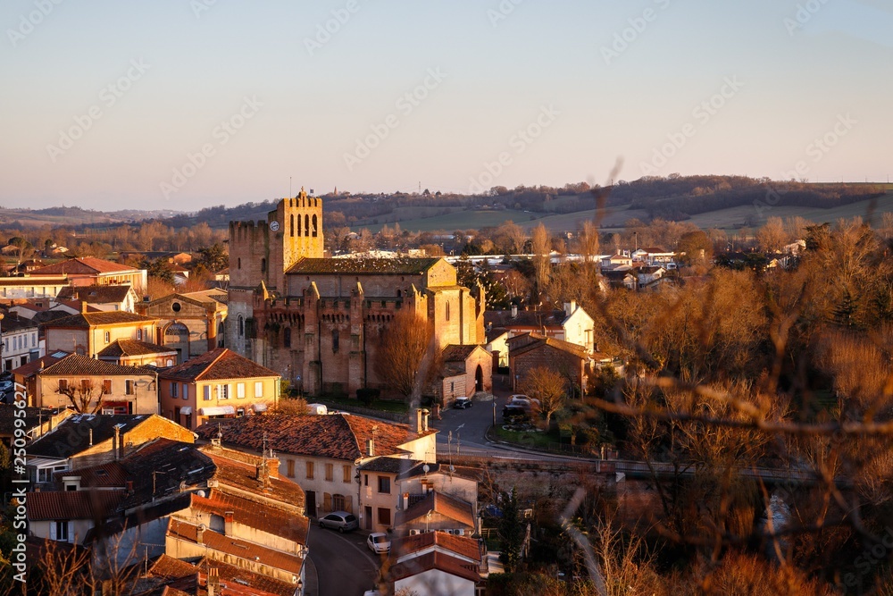 Eglise de venerque, vue d'ensemble en soirée Région de toulouse, France