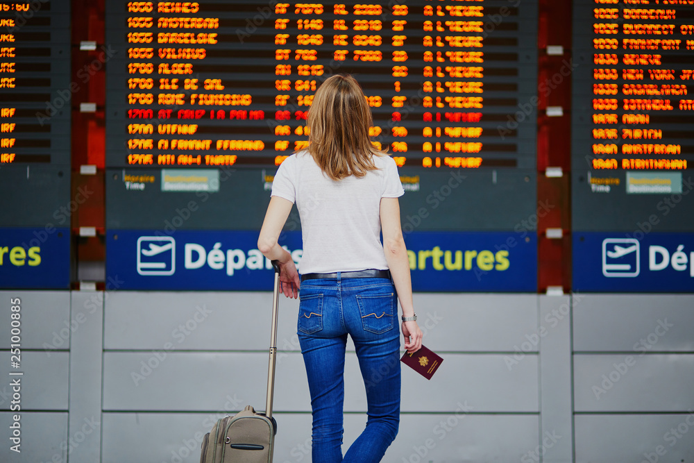 Young woman in international airport - obrazy, fototapety, plakaty 