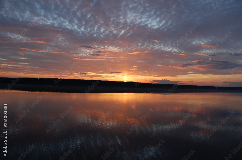 increible maravilloso puesta del sol en rusia de otono, reflejos de nubes, foto contra sol