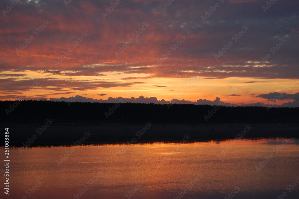 increible maravilloso puesta del sol en rusia de otono, reflejos de nubes, foto contra sol